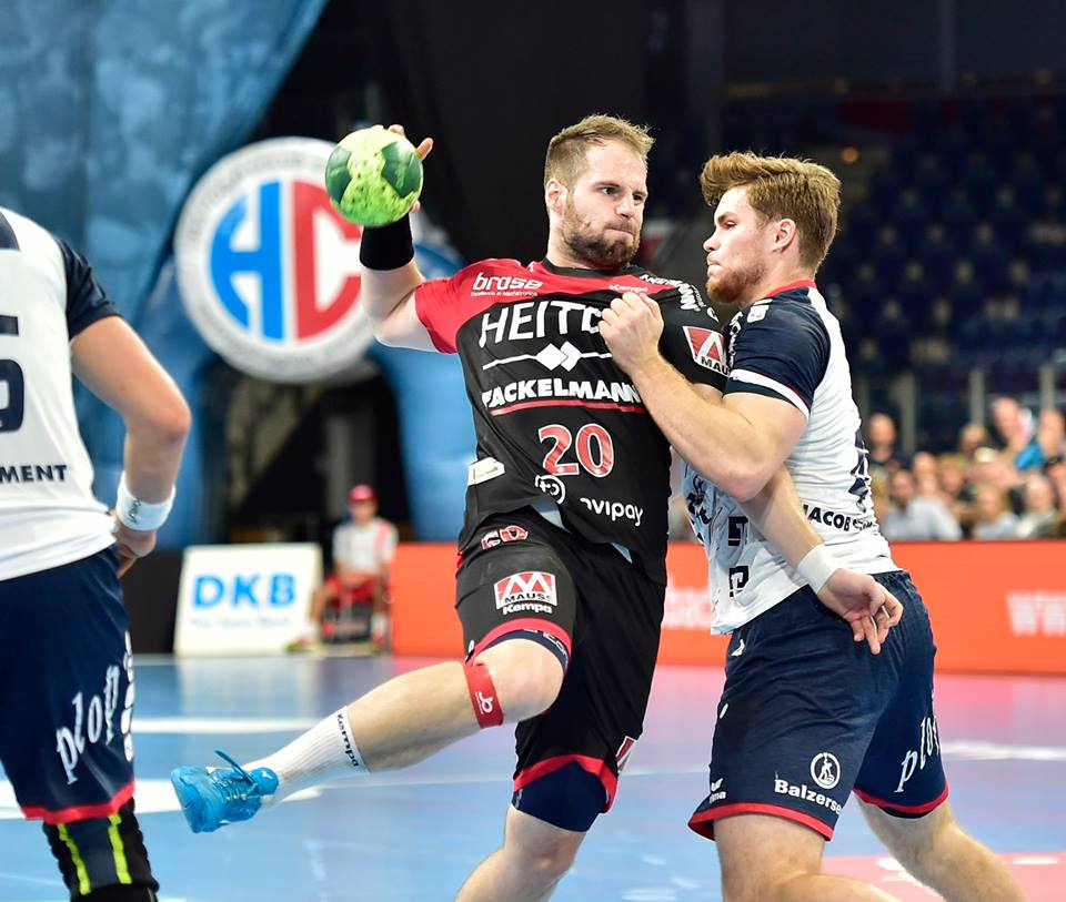 Handballer mit Patellaspitzensyndrom und Jumperband